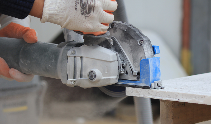 Diamond saw blade for cutting tiles